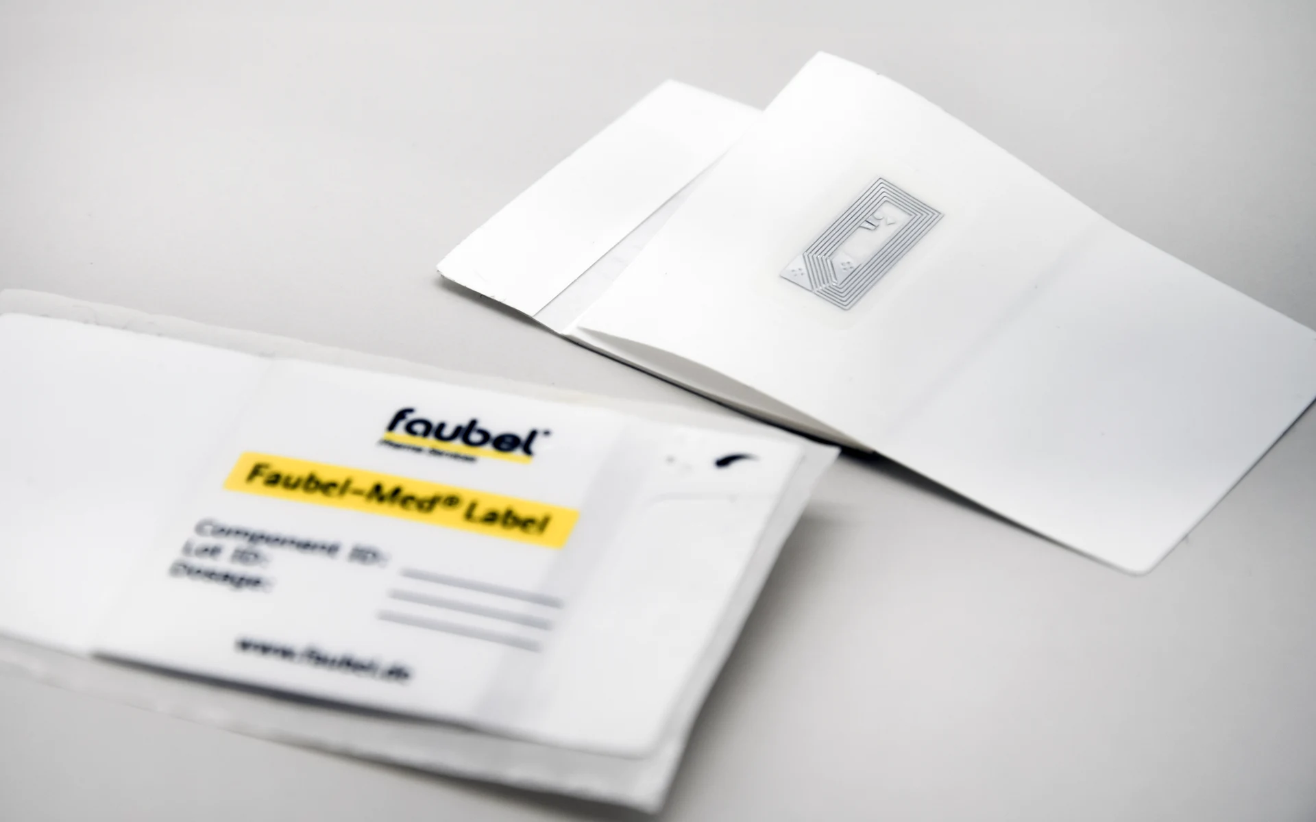 Dettaglio esempio di etichetta booklet con stampa dato variabile e tag RFID applicato