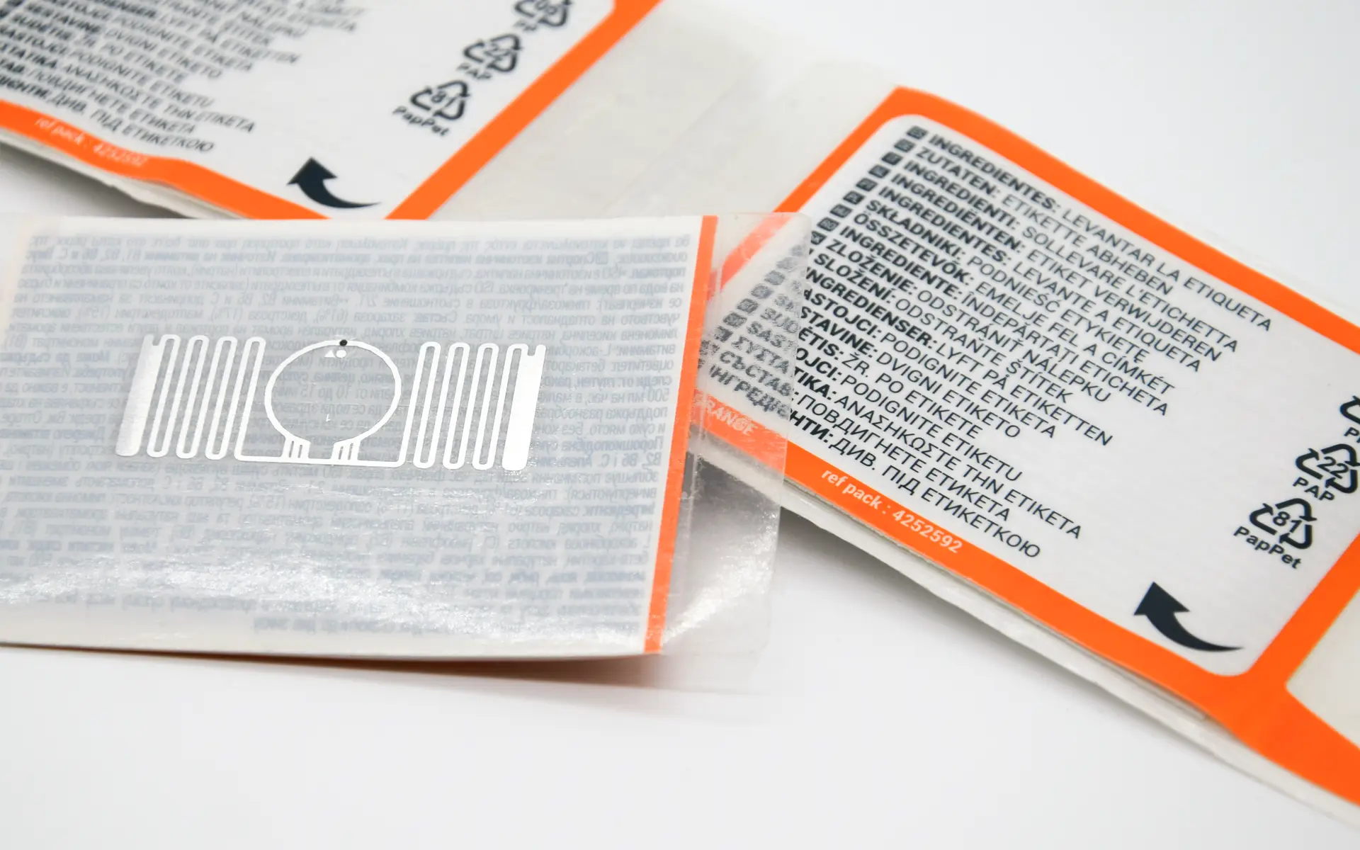 Dettaglio esempio di etichetta booklet con tag RFID applicato