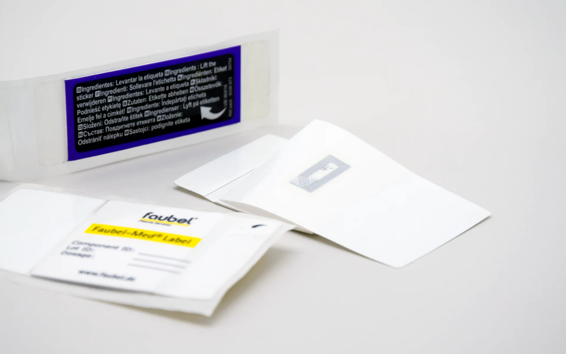 Dettaglio esempio di etichetta booklet con stampa dato variabile e tag RFID applicato