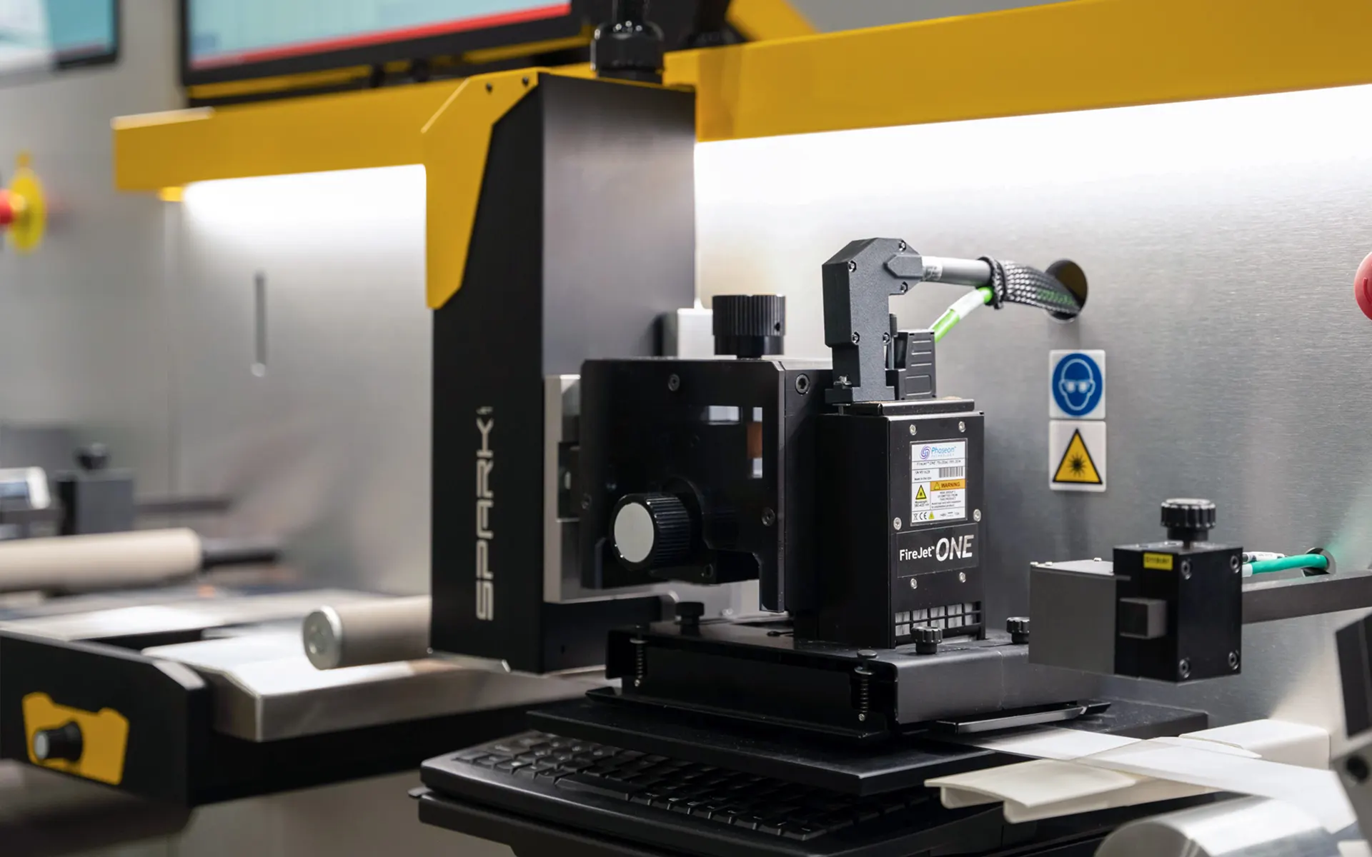 Dettaglio stampante Spark Jet Graphimecc in lavorazione su macchina ZERO monofila